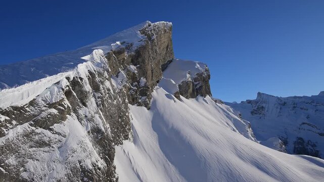 Berggipfel mit schneebedeckten Felsen unter klarem, blauem Himmel, Gemmi Pass, Plattenh&ouml;rner, Leukerbad, Leuk, Wallis, Schweiz, Europa
