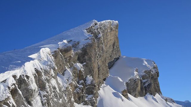 Berggipfel mit schneebedeckten Felsen unter klarem, blauem Himmel, Gemmi Pass, Plattenh&ouml;rner, Leukerbad, Leuk, Wallis, Schweiz, Europa
