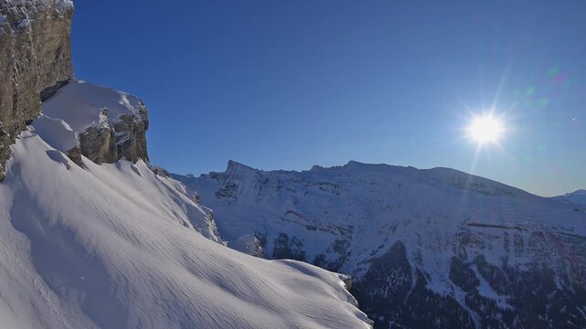 Verschneite Berglandschaft unter klarem blauen Himmel mit strahlender Sonne, Gemmi Pass, Leukerbad, Leuk, Wallis, Schweiz, Europa