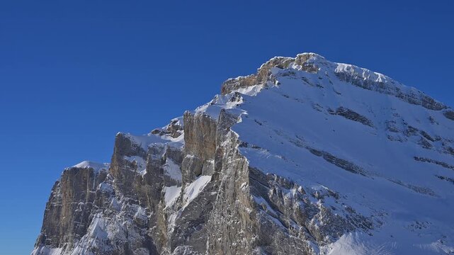 Berggipfel mit schneebedeckten Felsen unter klarem, blauem Himmel, Gemmi Pass, Plattenh&ouml;rner, Leukerbad, Leuk, Wallis, Schweiz, Europa -