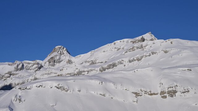 Verschneite Berglandschaft unter klarem blauen Himmel mit strahlender Sonne, Gemmi Pass, Leukerbad, Leuk, Wallis, Schweiz, Europa