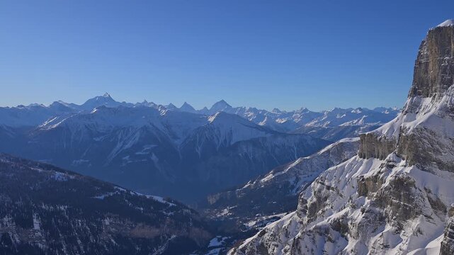 Verschneite Berglandschaft unter klarem blauen Himmel mit strahlender Sonne, Gemmi Pass, Leukerbad, Leuk, Wallis, Schweiz, Europa