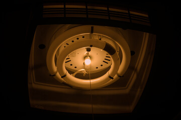 常夜灯を点灯させた室内照明