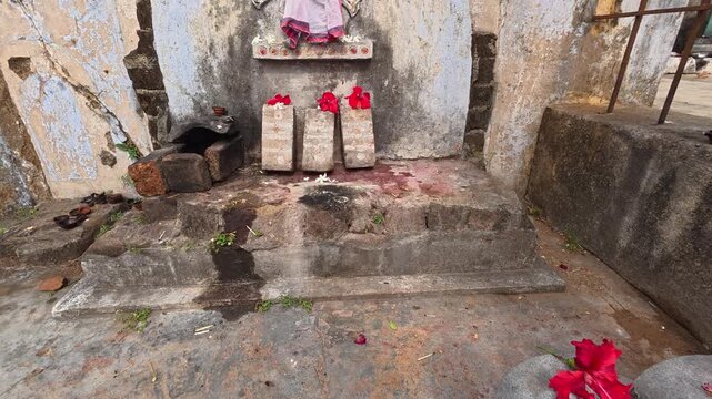 Thirukalukundram is known for the Vedagiriswarar temple complex, popularly known as Kazhugu koil (Eagle temple). This temple consists of two structures, one at foot-hill and the other at top-hill.