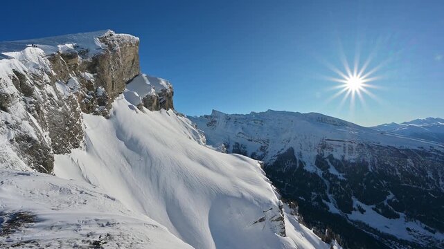 Verschneite Berglandschaft unter klarem blauen Himmel mit strahlender Sonne, Gemmi Pass, Leukerbad, Leuk, Wallis, Schweiz, Europa