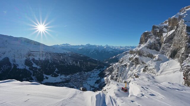 Verschneite Berglandschaft unter klarem blauen Himmel mit strahlender Sonne, Gemmi Pass, Leukerbad, Leuk, Wallis, Schweiz, Europa