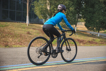 Obraz premium Riding bike at the city greeway