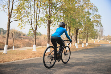 Obraz premium Riding bike in the winter park