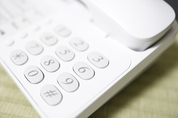 Obraz premium 白い電話機の数字ボタン。