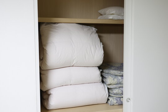 和室の押し入れに収納された布団と寝具。