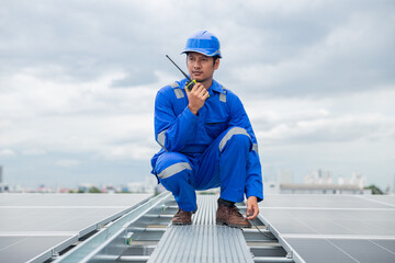 Obraz premium Engineer communicating via radio on solar rooftop