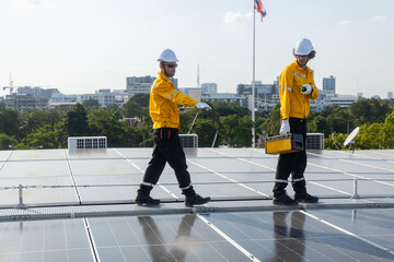 Obraz premium Engineers walking on solar panel rooftop