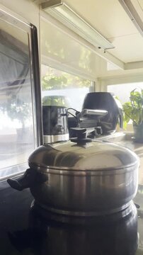 Humo y vapor de cazuela caliente cocinando en vitrocer&aacute;mica de cocina dom&eacute;stica