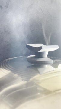 humo de cazuela calentando comida 