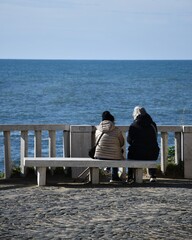 Słoneczne popołudnie na ławeczce z widokiem na morze. Anzio, Italia