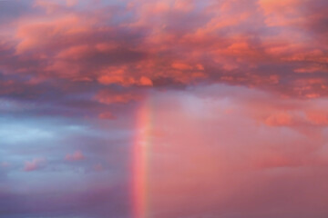 Arc-en-ciel au coucher du soleil un soir d'orage