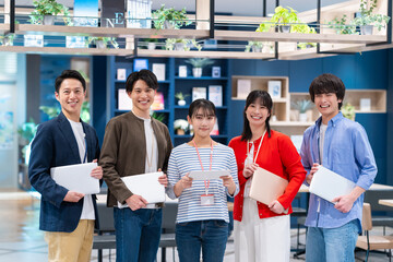 オフィスで働くエンジニア