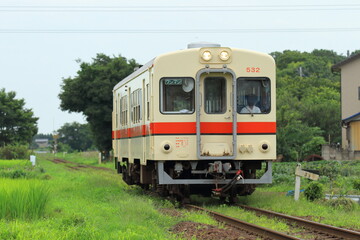 Obraz premium 関東鉄道竜ケ崎線をのんびりと走る元国鉄キハ20系のキハ532号車_2019/7/20撮影