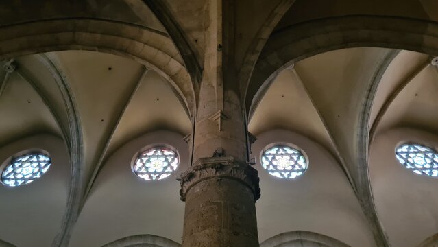 L'int&eacute;rieur de l'&Eacute;glise Saint-Martin de Limoux et ses magnifiques rosaces en forme d'&Eacute;toile de David (Occitanie)