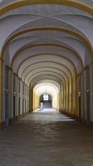 Obraz premium Belle perspective architecturale à l'intérieur d'une abbaye bourguignonne (France)