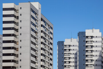 Obraz premium Torres residenciais verticais em área urbana densa com padrão arquitetônico contemporâneo