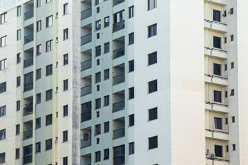 Fototapeta premium Edifício residencial vertical com apartamentos compactos e alta repetição de unidades