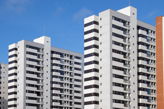 Torres residenciais verticais em &aacute;rea urbana densa com padr&atilde;o arquitet&ocirc;nico contempor&acirc;neo
