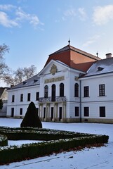 Schloss Szechenyi in Nagycenk im Winter, vertikal