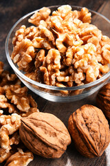 Obraz premium Bowl with Persian walnut on wooden table