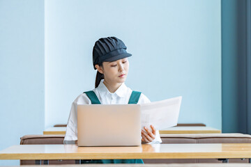 パソコン仕事をする女性スタッフ