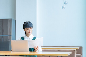 パソコン仕事をする女性スタッフ