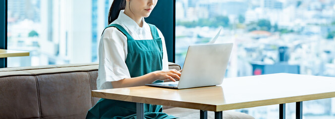 パソコン仕事をする女性スタッフ