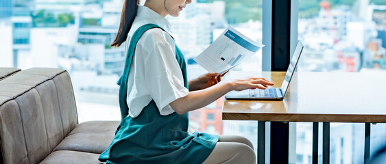 パソコン仕事をする女性スタッフ