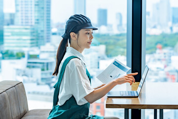 パソコン仕事をする女性スタッフ