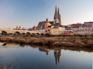 Obraz premium Views of the stone bridge, the danube and the old town of Regensburg on a cold winter afternoon