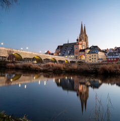 Obraz premium Views of the stone bridge, the danube and the old town of Regensburg on a cold winter afternoon