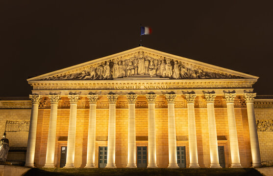 L'assembl&eacute;e nationale &agrave; Paris en France dans la nuit.