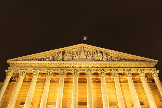 L'assembl&eacute;e nationale &agrave; Paris en France ou les d&eacute;put&eacute;s votent les lois.