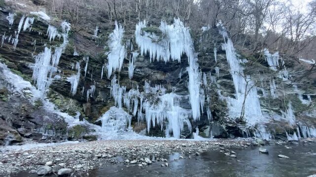 荒川上流の三十槌の氷柱