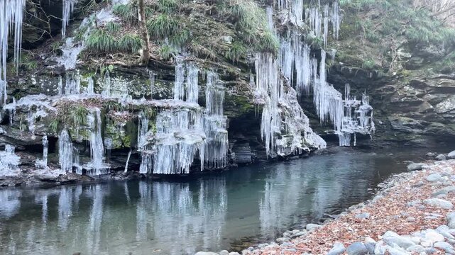荒川上流の三十槌の氷柱