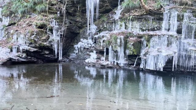 荒川上流の三十槌の氷柱