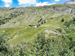 Kleiner bewohnter Weiler in einem Alpental der Schweiz