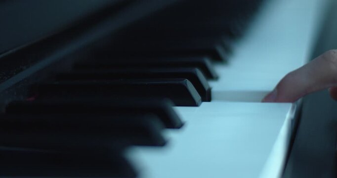 ein Man spielt Klavier