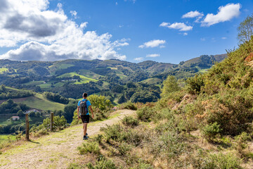 Jeune homme randonneur Pays Basque