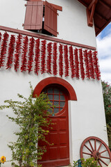 Piments sur la façade à Espelette