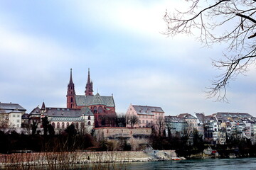 Obraz premium Das Münster über dem Rhein in Basel im Winter