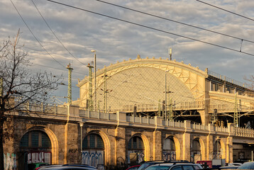 Portal des Bahnhofs Dresden Neustadt bei untergehender Sonne