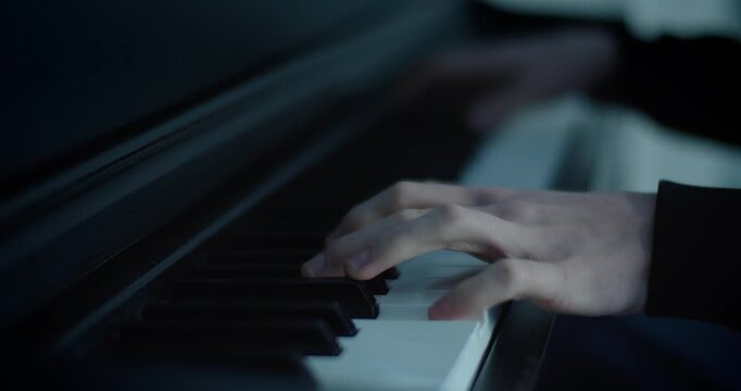 ein Man spielt Klavier