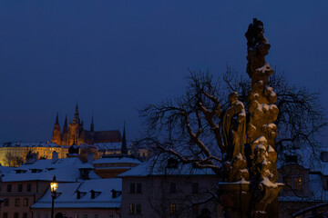 Fototapeta premium Karluv most statue viewing Prague Castle at winter night