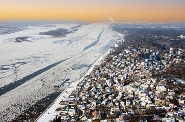 Winterstimmung in Hamburg Blankenese mit Eis auf der Elbe, Luftbild, Hamburg